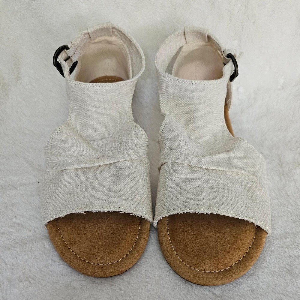 True Craft Camella canvas sandals with brown soles